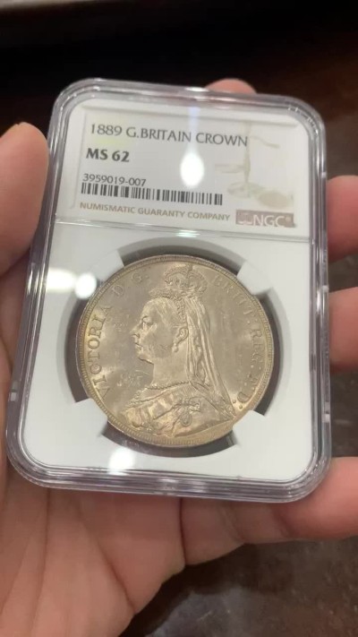 《竞宝斋》第130场-周日，周一连拍 (全场包邮) NGC MS62 英国1889年维多利亚高冠马剑一克朗银币 状态好 可藏