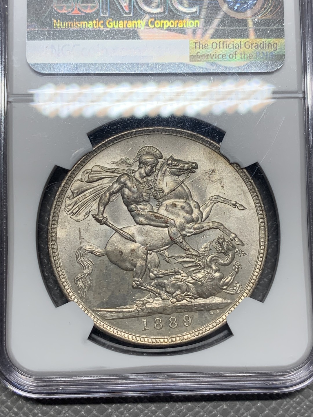 《竞宝斋》第130场-周日，周一连拍 (全场包邮) NGC MS62 英国1889年维多利亚高冠马剑一克朗银币 状态好 可藏