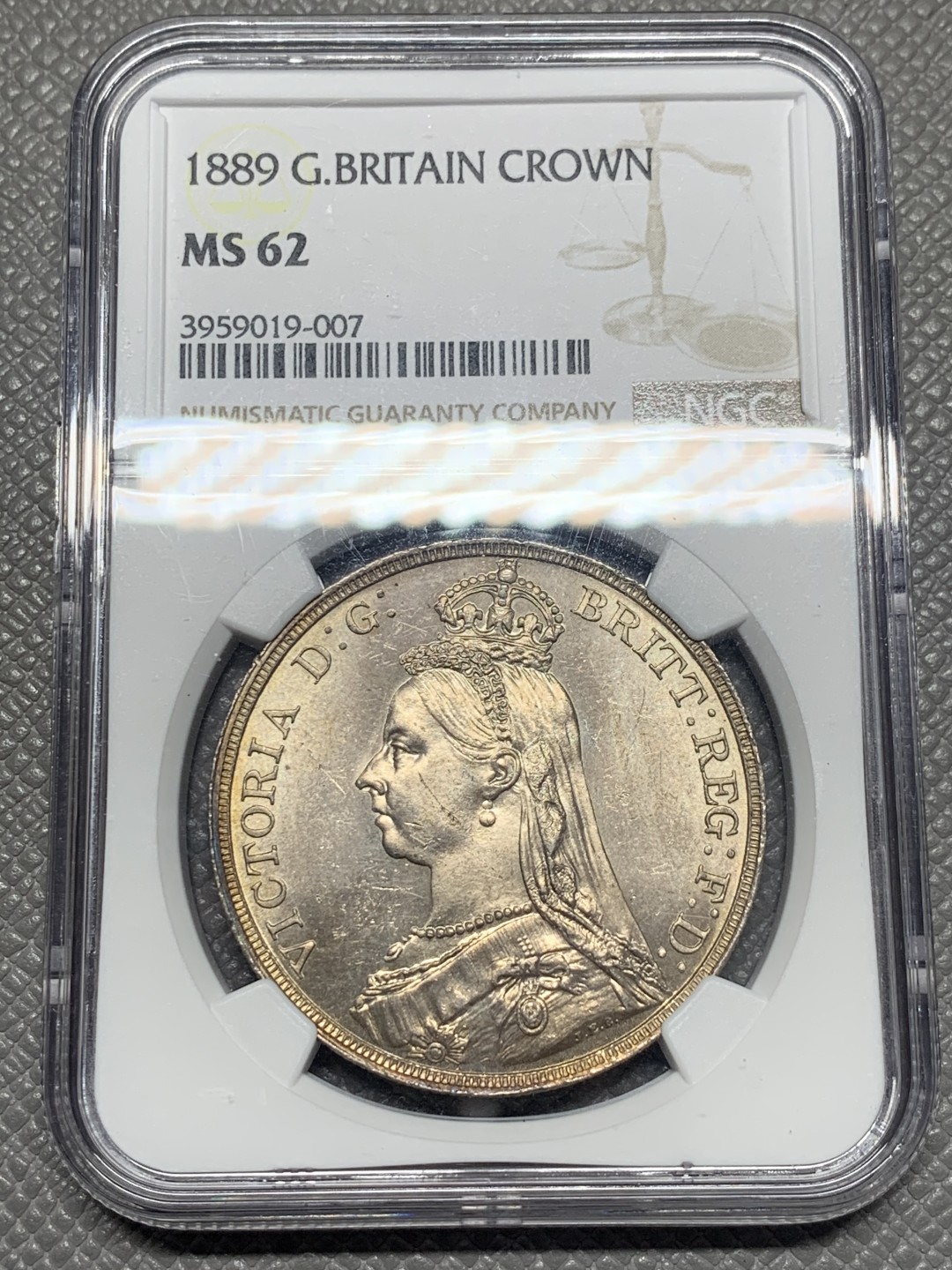 《竞宝斋》第130场-周日，周一连拍 (全场包邮) NGC MS62 英国1889年维多利亚高冠马剑一克朗银币 状态好 可藏