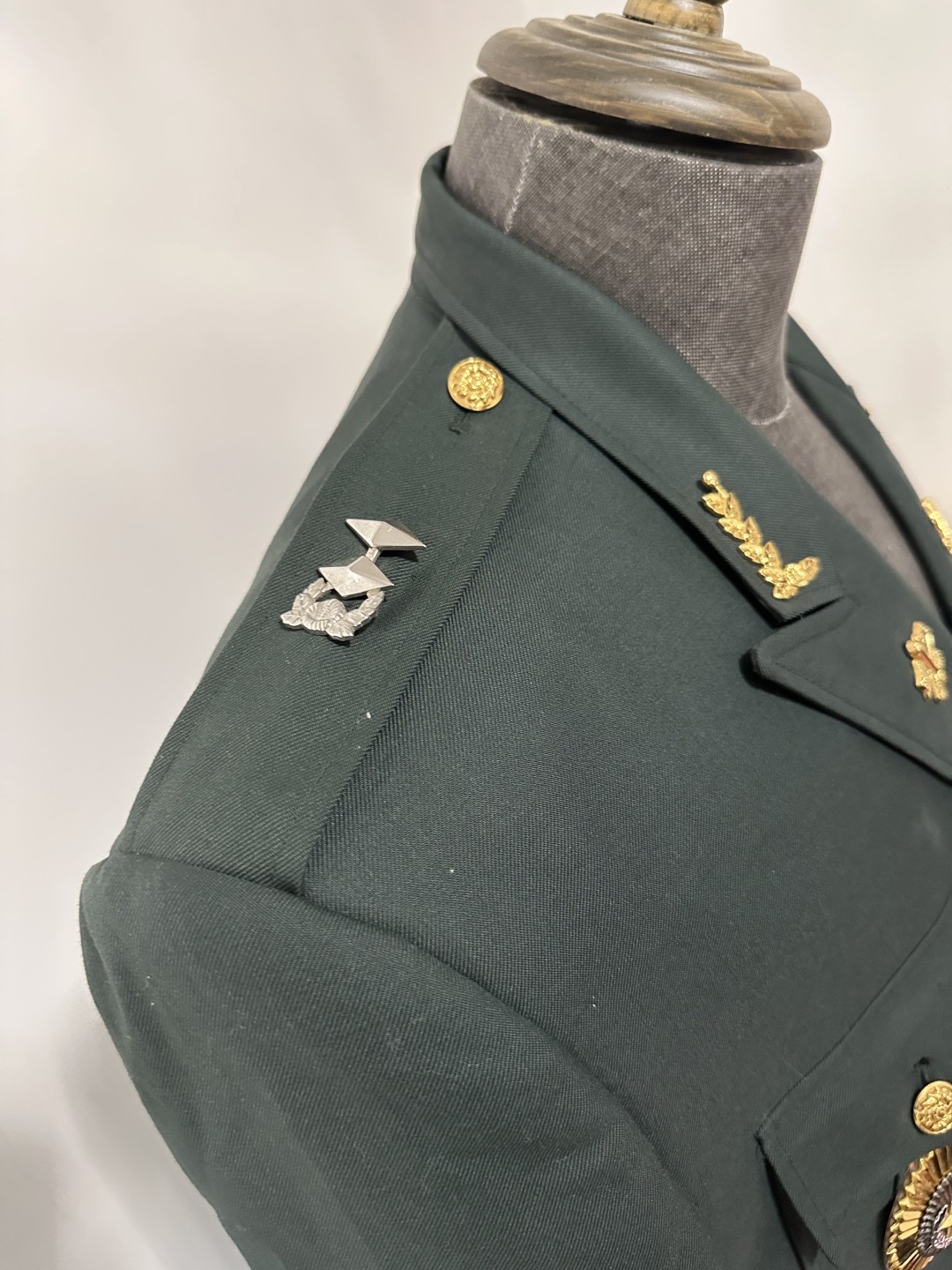 勋章奖章交易所2月4日拍卖 韩军尉官制服，品相如图（包含图中所见配饰）