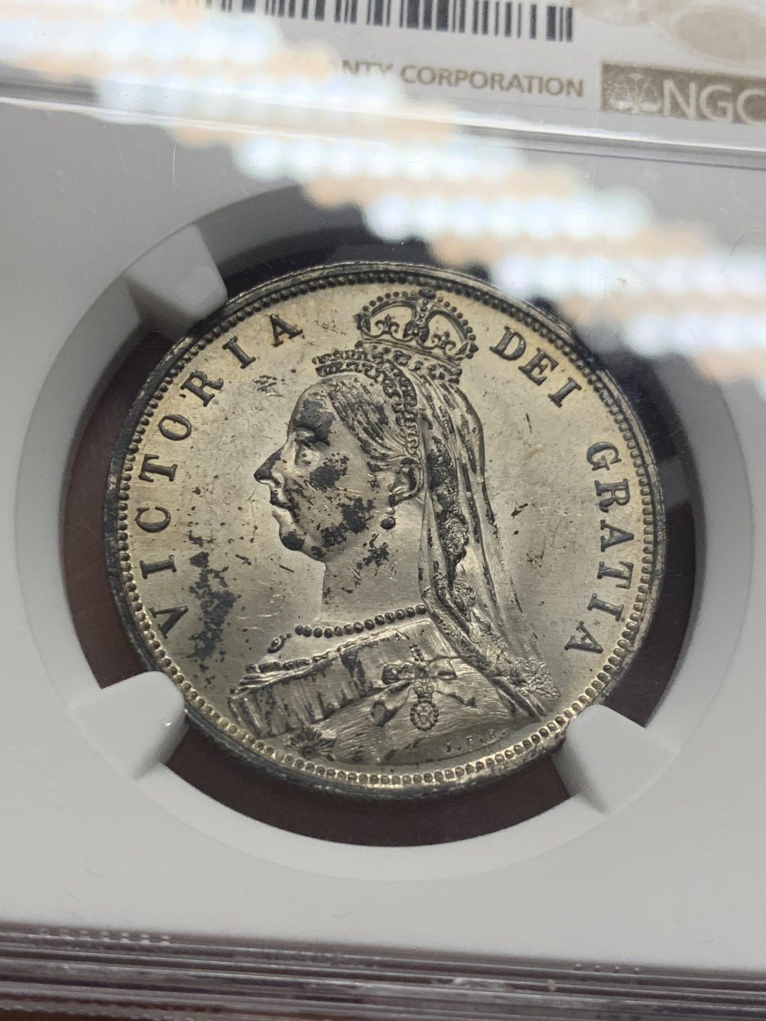 《竞宝斋》第130场-周日，周一连拍 (全场包邮) NGC MS62 英国1887年维多利亚高冠半克朗银币黑纸袋包浆