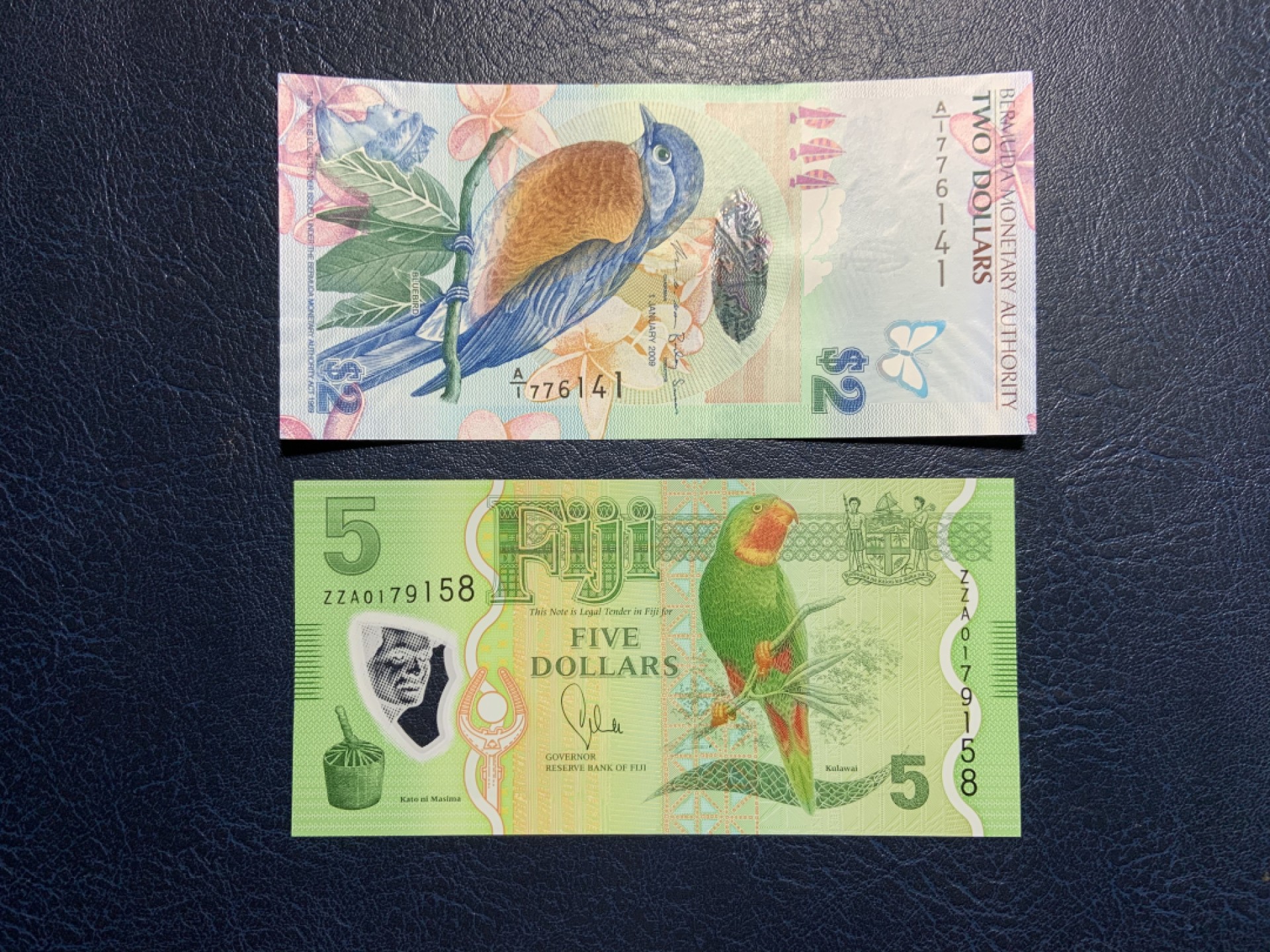 收藏联盟Quantum Auction 第228期拍卖 (已更新) 百慕大2009年2元A/1冠和斐济2013年5元补号 品相全新UNC 蓝知更鸟和红喉鹦鹉