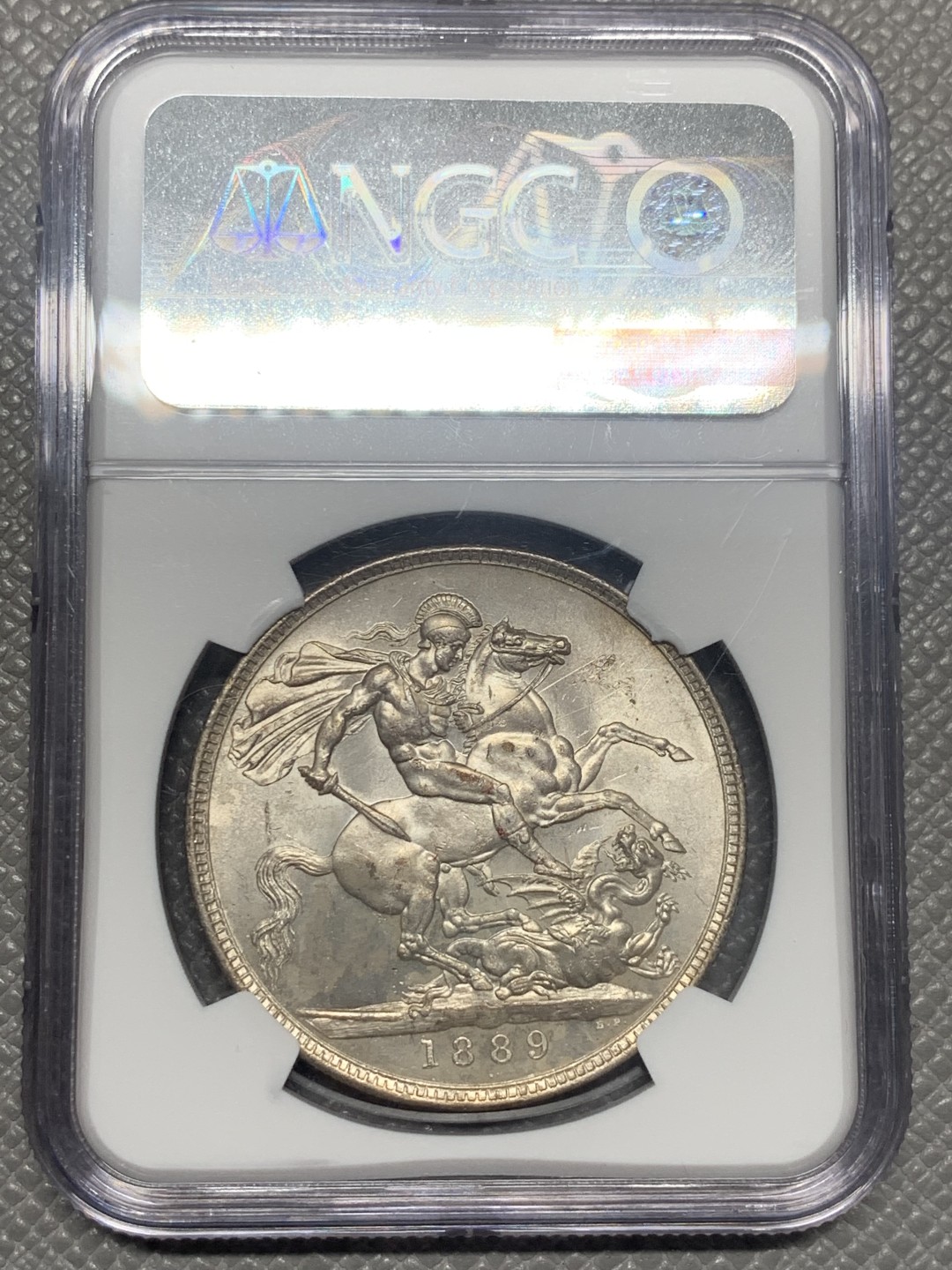 《竞宝斋》第130场-周日，周一连拍 (全场包邮) NGC MS62 英国1889年维多利亚高冠马剑一克朗银币 状态好 可藏