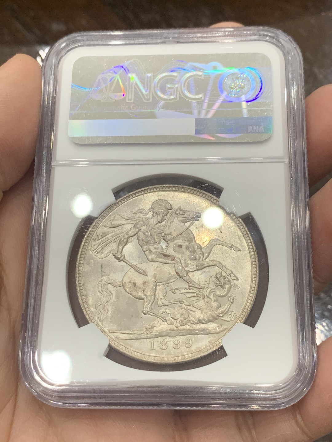 《竞宝斋》第130场-周日，周一连拍 (全场包邮) NGC MS62 英国1889年维多利亚高冠马剑一克朗银币 状态好 可藏