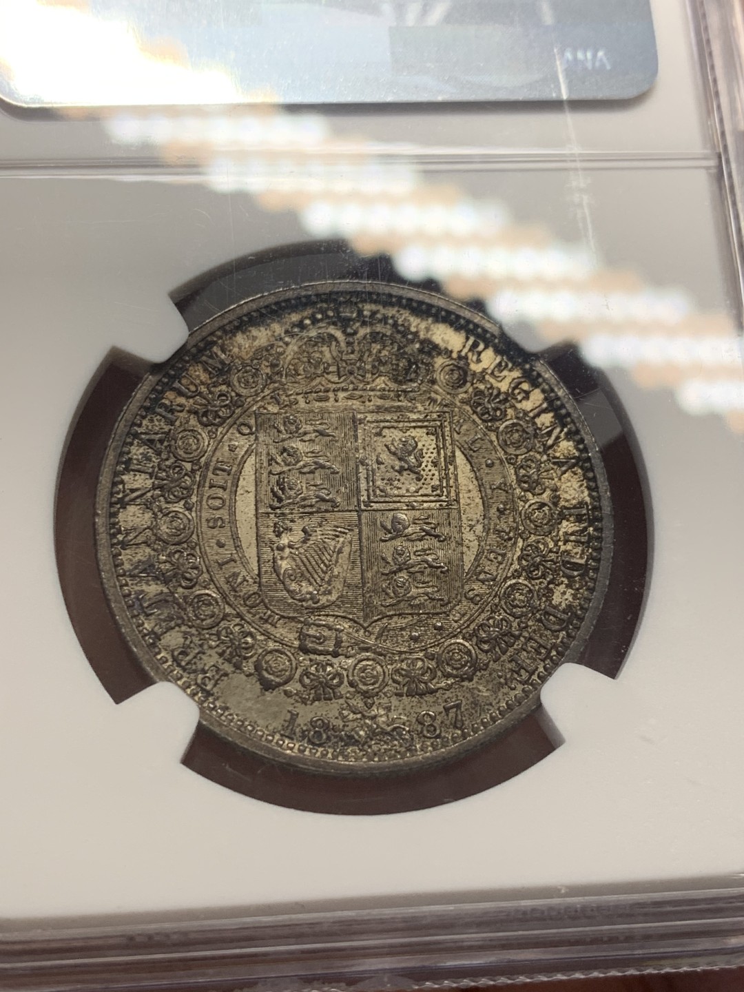 《竞宝斋》第130场-周日，周一连拍 (全场包邮) NGC MS62 英国1887年维多利亚高冠半克朗银币黑纸袋包浆