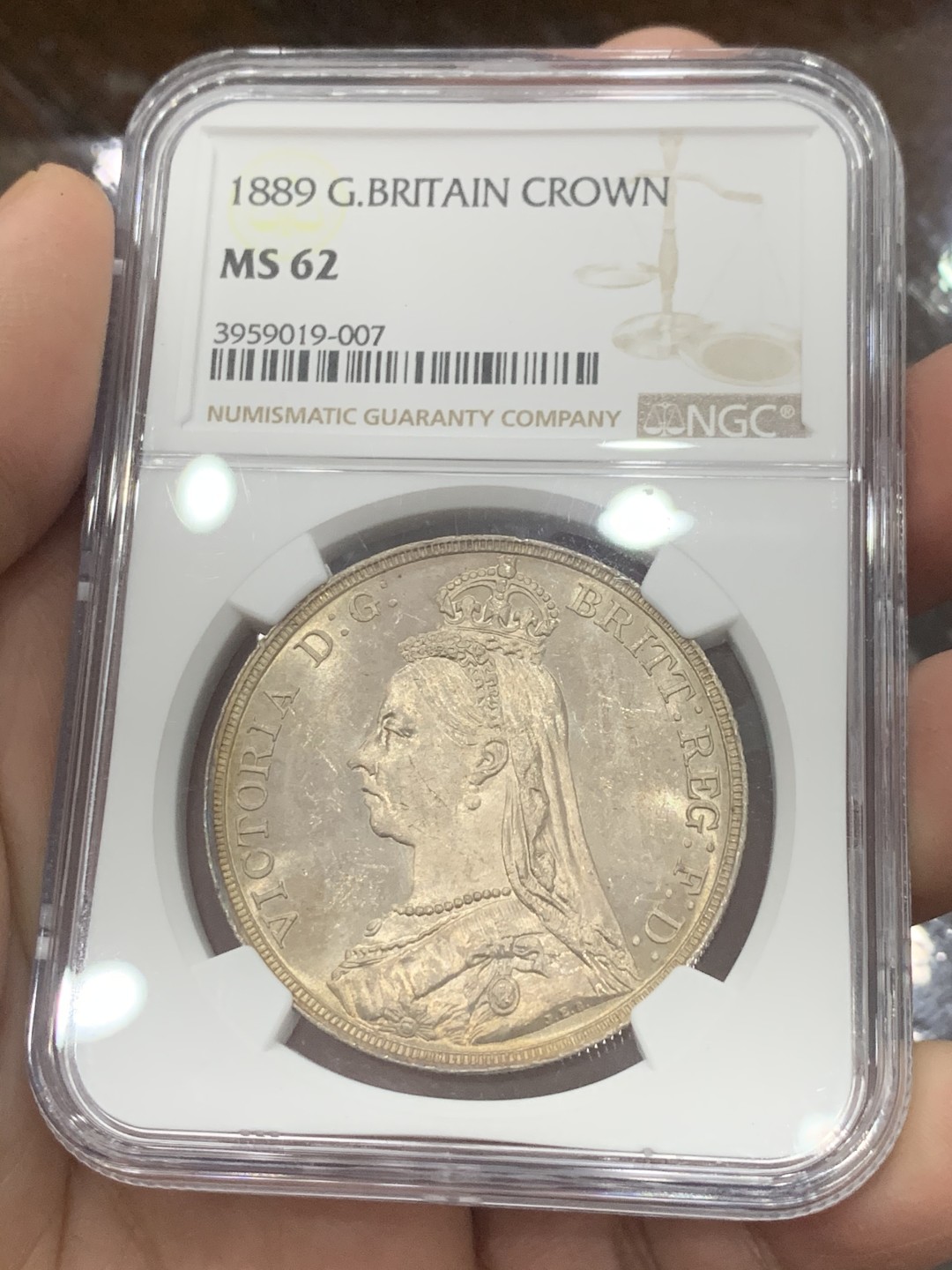 《竞宝斋》第130场-周日，周一连拍 (全场包邮) NGC MS62 英国1889年维多利亚高冠马剑一克朗银币 状态好 可藏