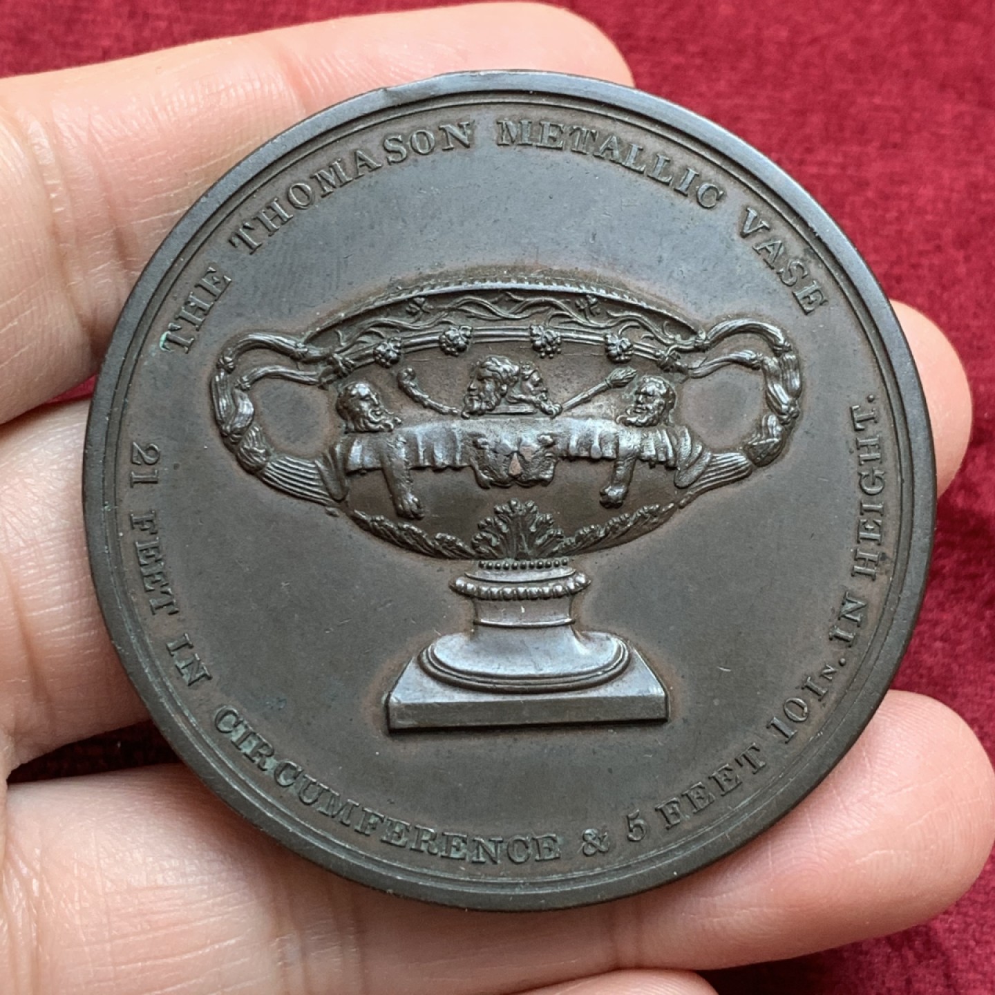 《竞宝斋》第130场-周日，周一连拍 (全场包邮) 1821年英国托马斯花瓶铜章，英国古典章系列，经典图案，直径53mm，重量64g