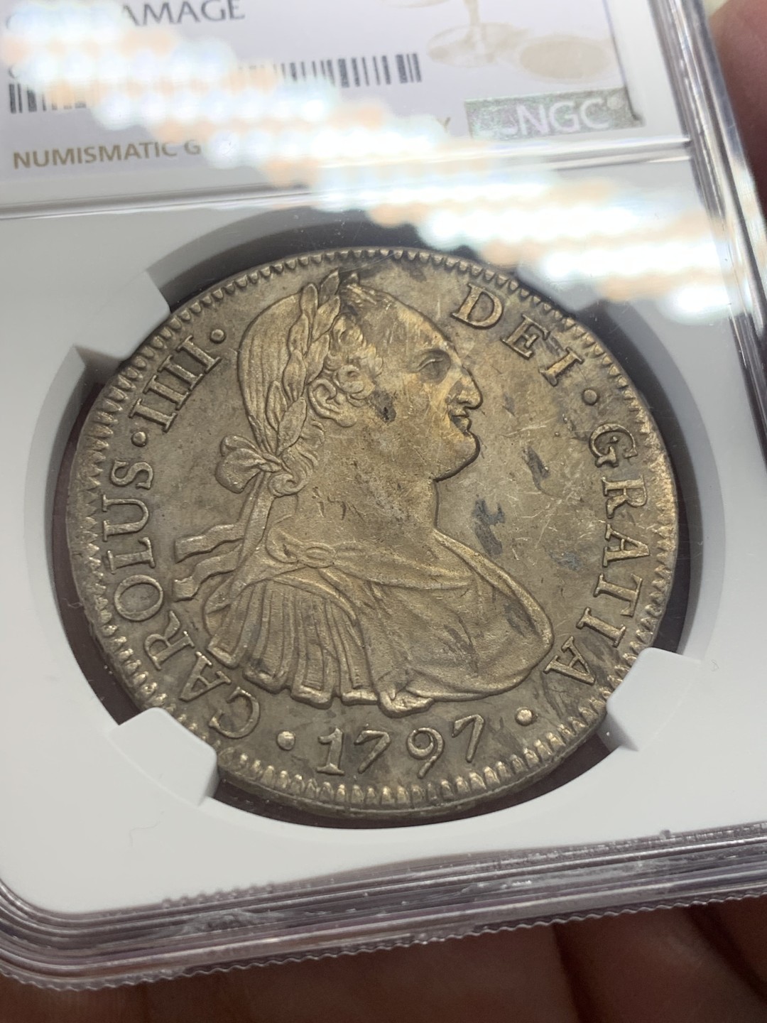 《竞宝斋》第130场-周日，周一连拍 (全场包邮) NGC-AU 墨西哥 1797年 卡四 双柱 8R 大银币 正反深打细节好 背面墙砖清晰