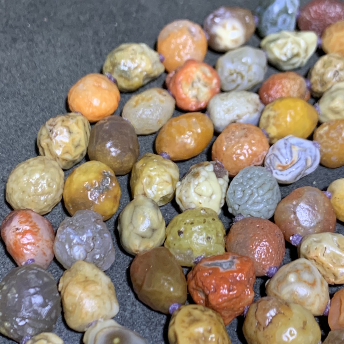 精美戈壁高圆度多彩筋脉玛瑙原石108项链一条，