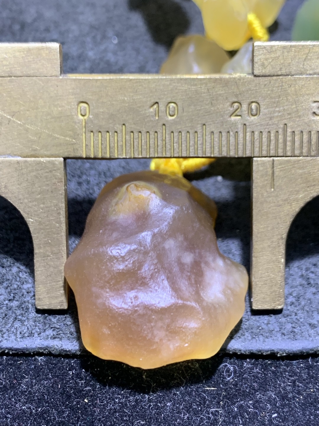 精美天然阿拉善玛瑙麻皮蜜蜡黄色项链加糖心吊坠项链一条，