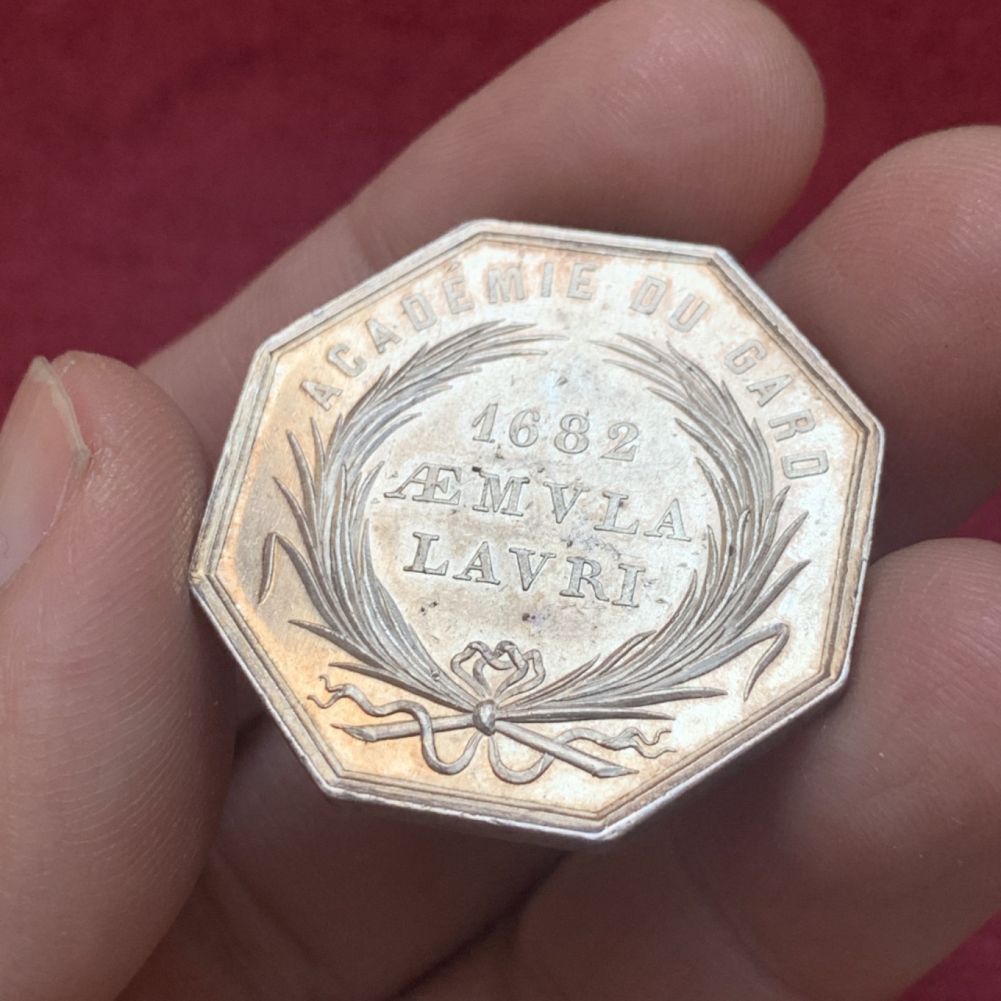 《竞宝斋》第130场-周日，周一连拍 (全场包邮) 法国 宠物鳄鱼 银质八角代用币 稀少品种  15.1克 丰饶角 银标