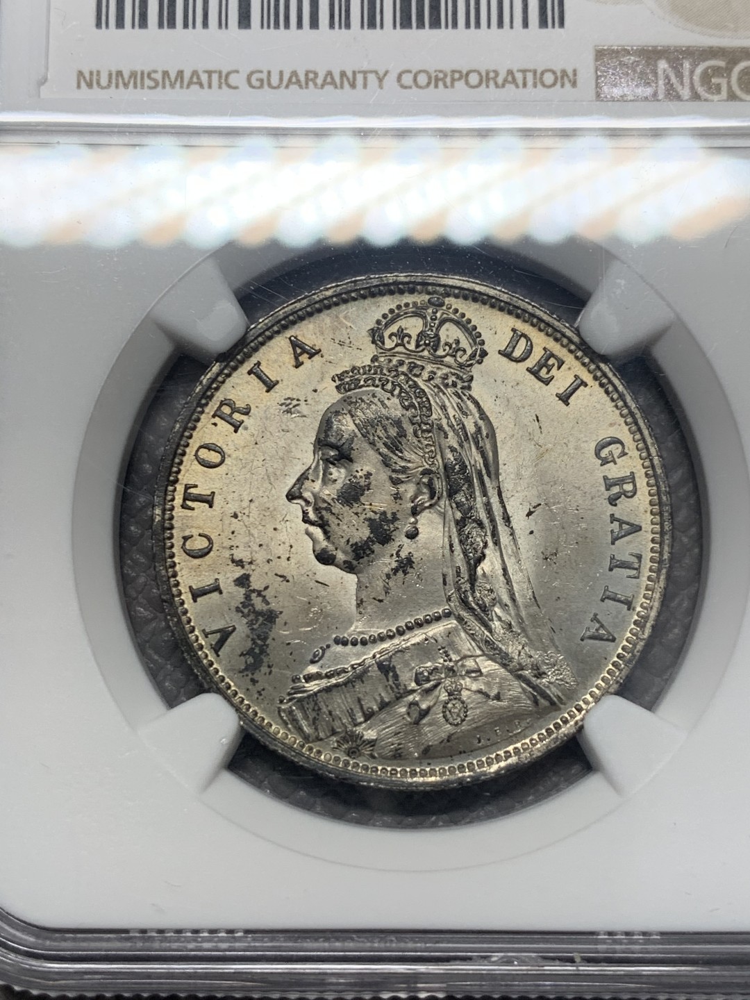 《竞宝斋》第130场-周日，周一连拍 (全场包邮) NGC MS62 英国1887年维多利亚高冠半克朗银币黑纸袋包浆