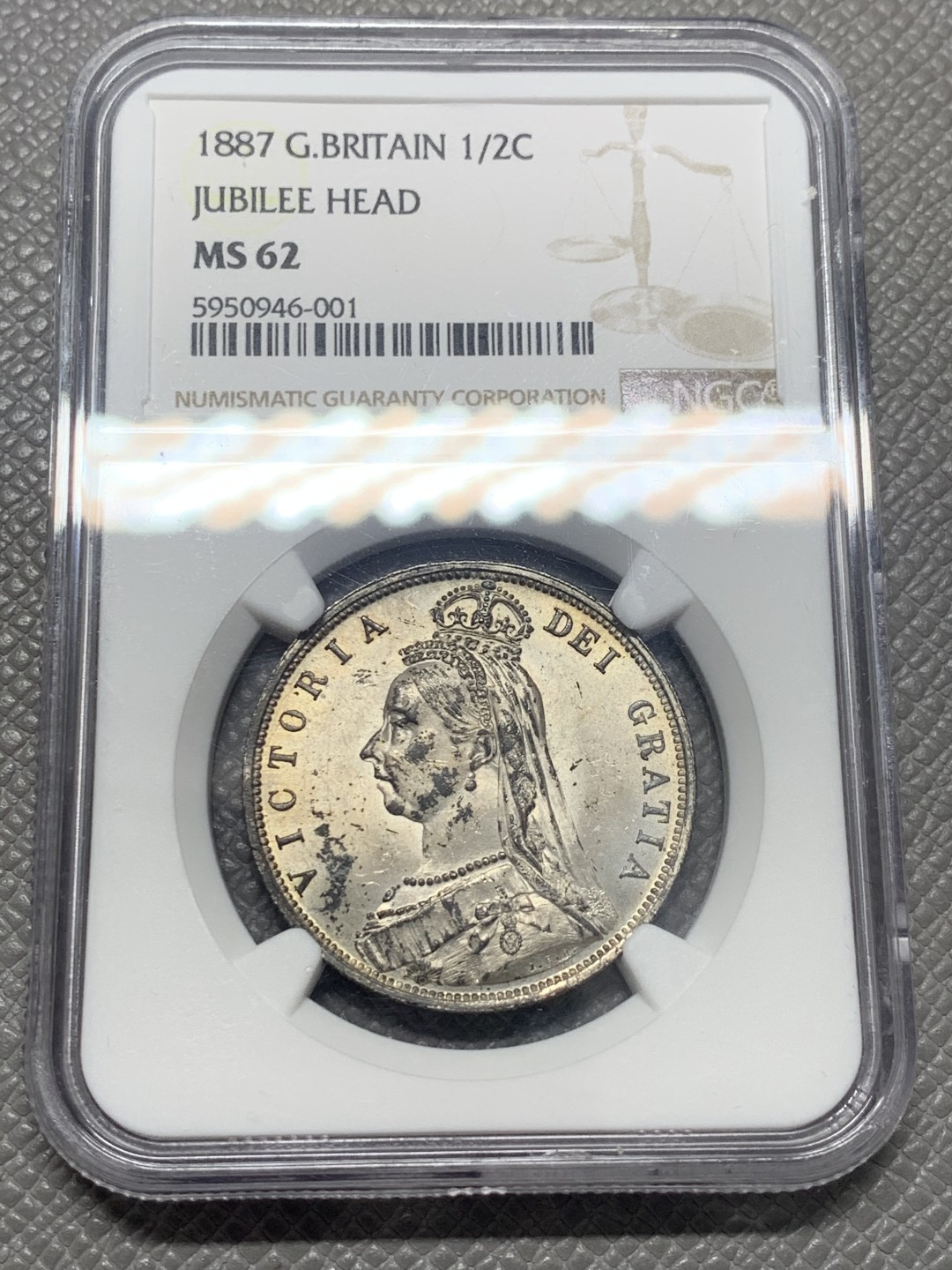 《竞宝斋》第130场-周日，周一连拍 (全场包邮) NGC MS62 英国1887年维多利亚高冠半克朗银币黑纸袋包浆
