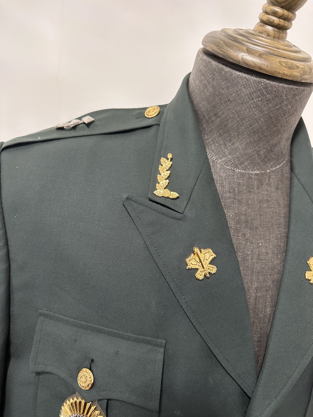 勋章奖章交易所2月4日拍卖 韩军尉官制服，品相如图（包含图中所见配饰）