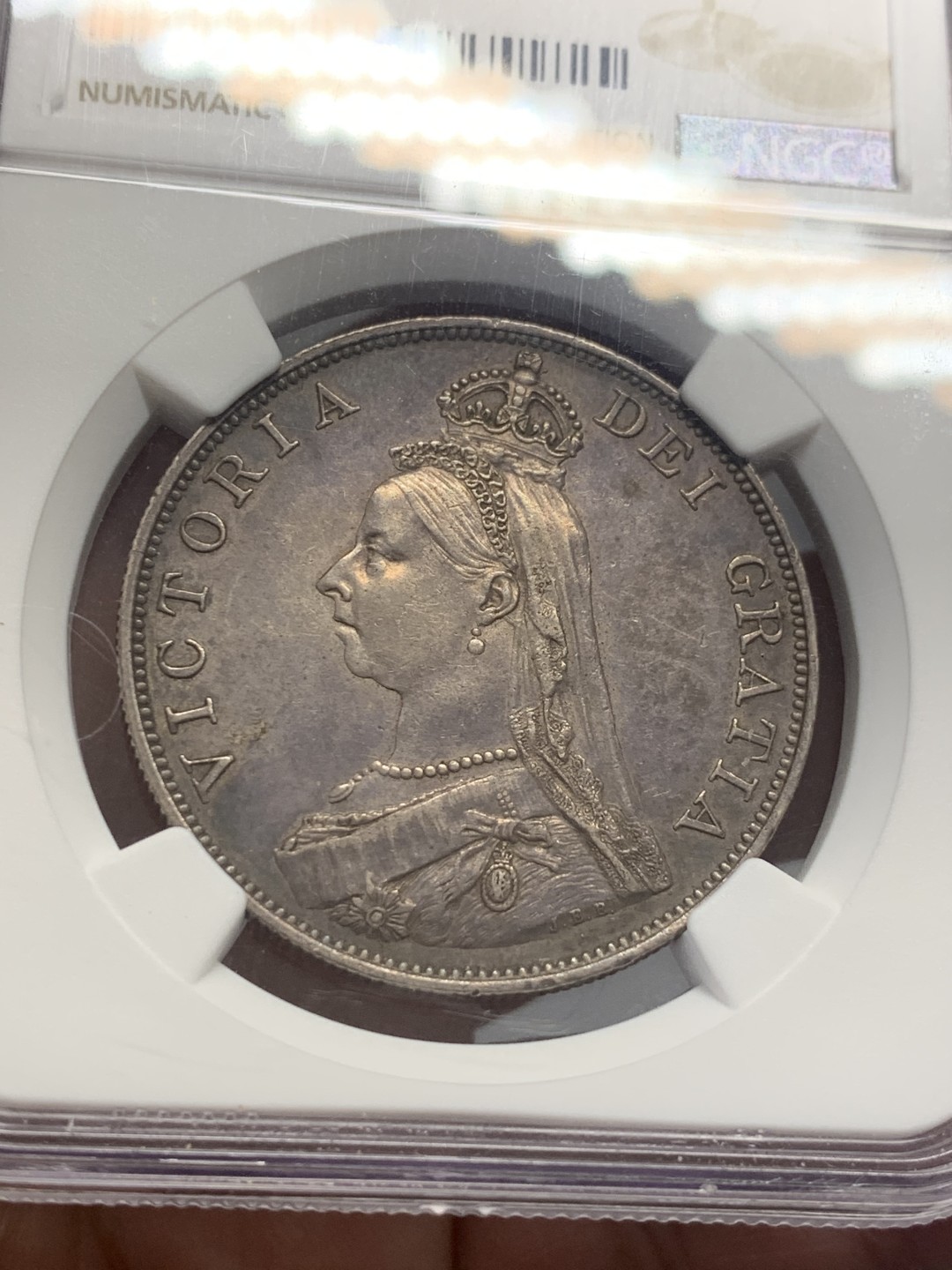 《竞宝斋》第130场-周日，周一连拍 (全场包邮) NGC AU 1887年 英国 维多利亚 高冠 双佛罗林/4先令 银币 深包浆 细节好