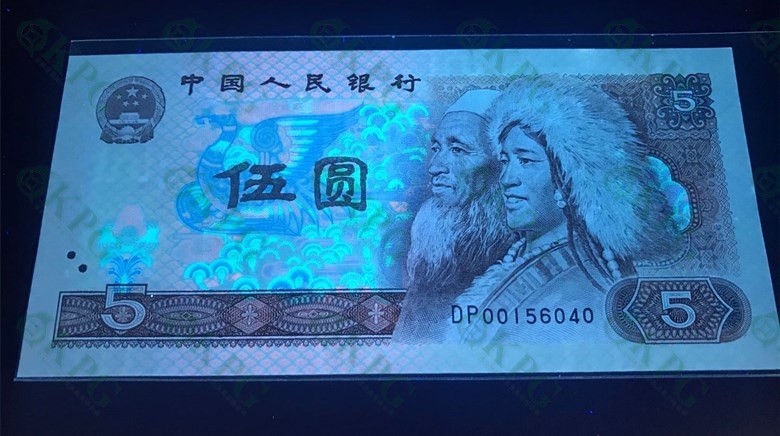 一线荧光币第46期拍场 钱坤评级805ES天王冠苍松翠鹤，ES42512175，评级币单张。苍松翠鹤主要荧光特点为票面正面在365荧光灯下整版为淡黄色网格荧光，松鹤有翠绿色，淡粉色荧光。红霞鹤影主要荧光特点为票面正面在365荧光灯下整版为淡黄色网格荧光，松鹤位置的底纹网格为红色