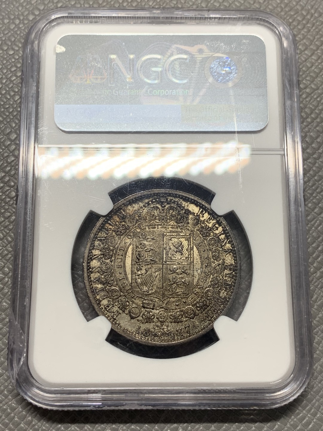 《竞宝斋》第130场-周日，周一连拍 (全场包邮) NGC MS62 英国1887年维多利亚高冠半克朗银币黑纸袋包浆