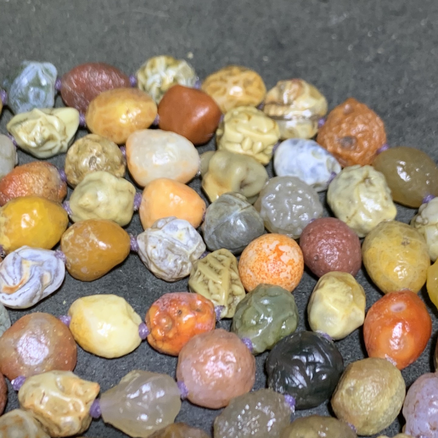 精美戈壁高圆度多彩筋脉玛瑙原石108项链一条，
