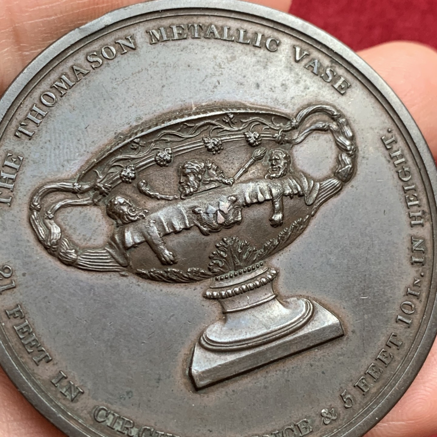 《竞宝斋》第130场-周日，周一连拍 (全场包邮) 1821年英国托马斯花瓶铜章，英国古典章系列，经典图案，直径53mm，重量64g