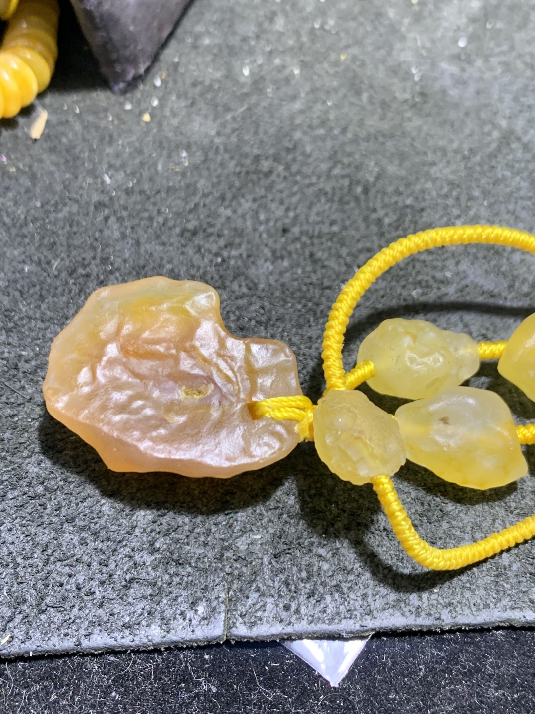 精美天然阿拉善玛瑙麻皮蜜蜡黄色项链加糖心吊坠项链一条，