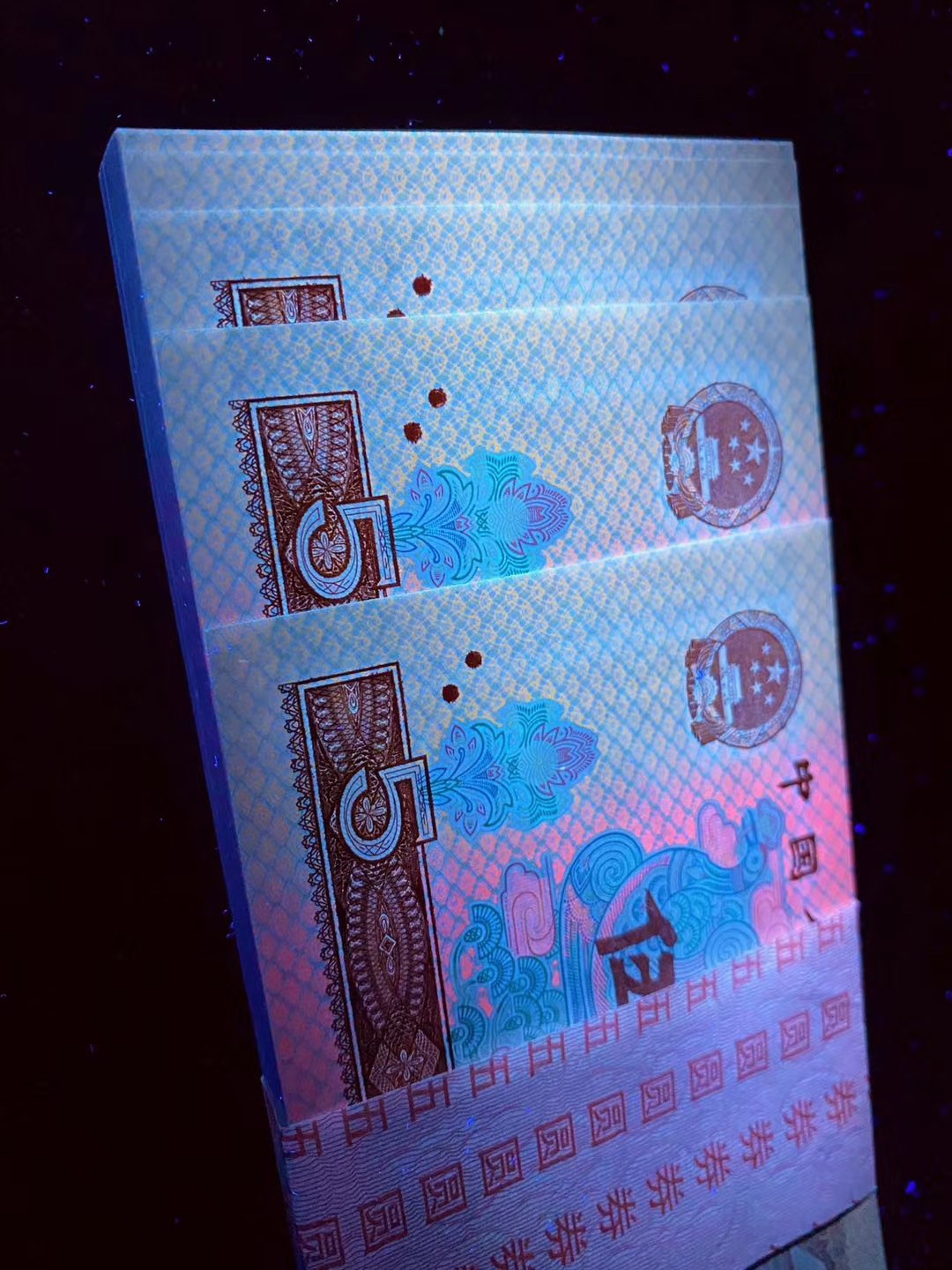 一线荧光币第46期拍场 钱坤评级805ES天王冠苍松翠鹤，ES42512175，评级币单张。苍松翠鹤主要荧光特点为票面正面在365荧光灯下整版为淡黄色网格荧光，松鹤有翠绿色，淡粉色荧光。红霞鹤影主要荧光特点为票面正面在365荧光灯下整版为淡黄色网格荧光，松鹤位置的底纹网格为红色