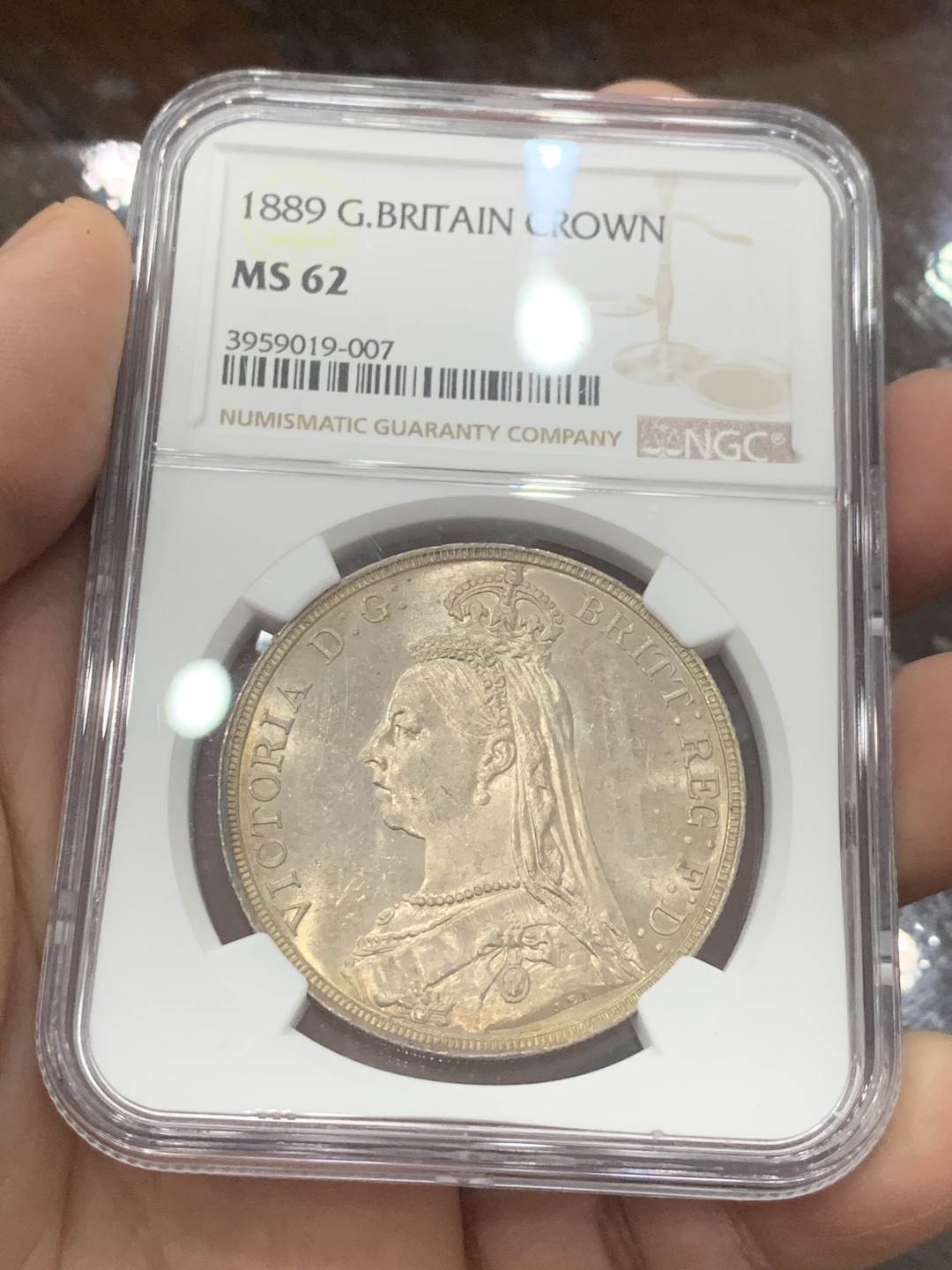 《竞宝斋》第130场-周日，周一连拍 (全场包邮) NGC MS62 英国1889年维多利亚高冠马剑一克朗银币 状态好 可藏