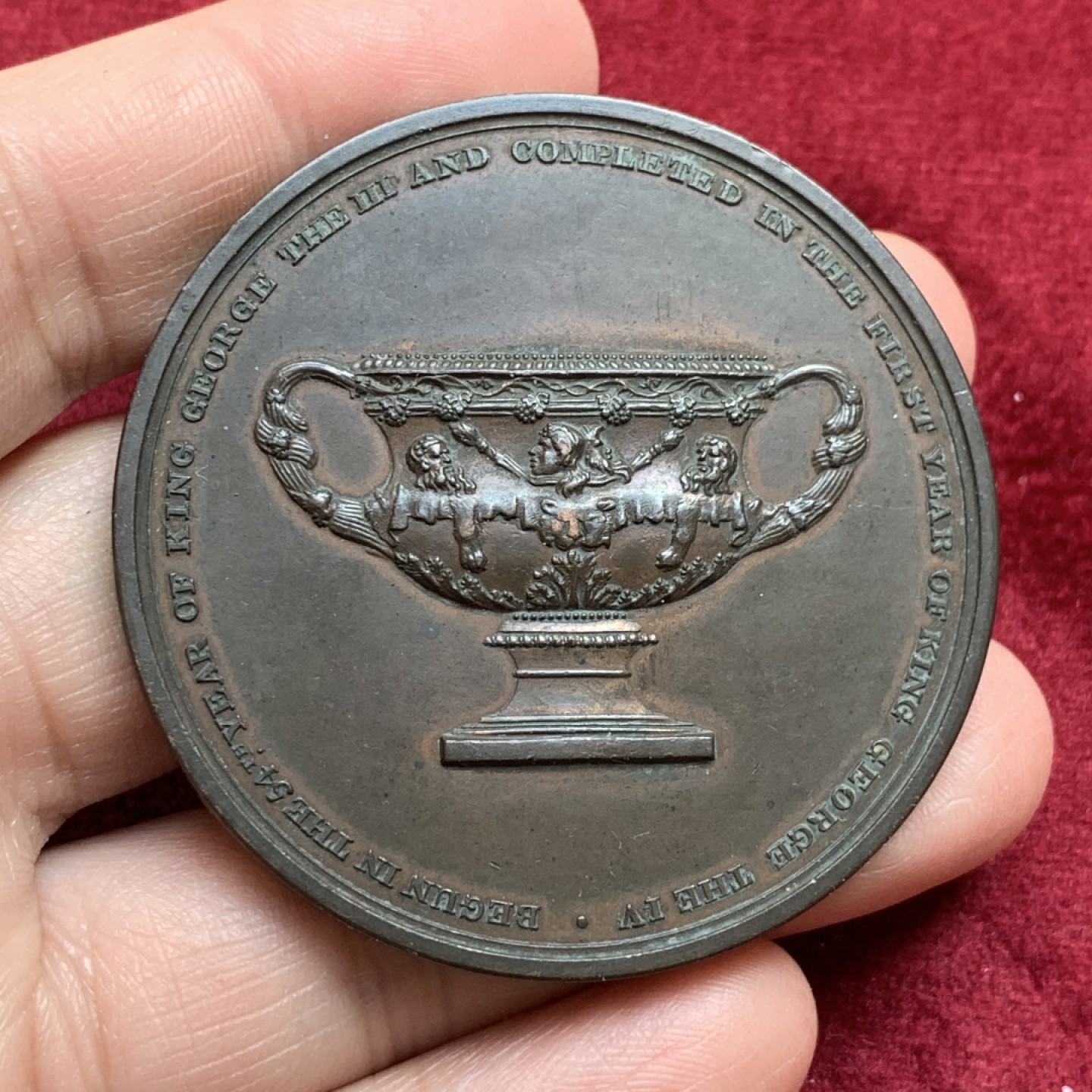 《竞宝斋》第130场-周日，周一连拍 (全场包邮) 1821年英国托马斯花瓶铜章，英国古典章系列，经典图案，直径53mm，重量64g