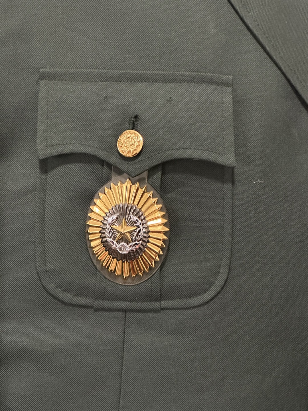 勋章奖章交易所2月4日拍卖 韩军尉官制服，品相如图（包含图中所见配饰）