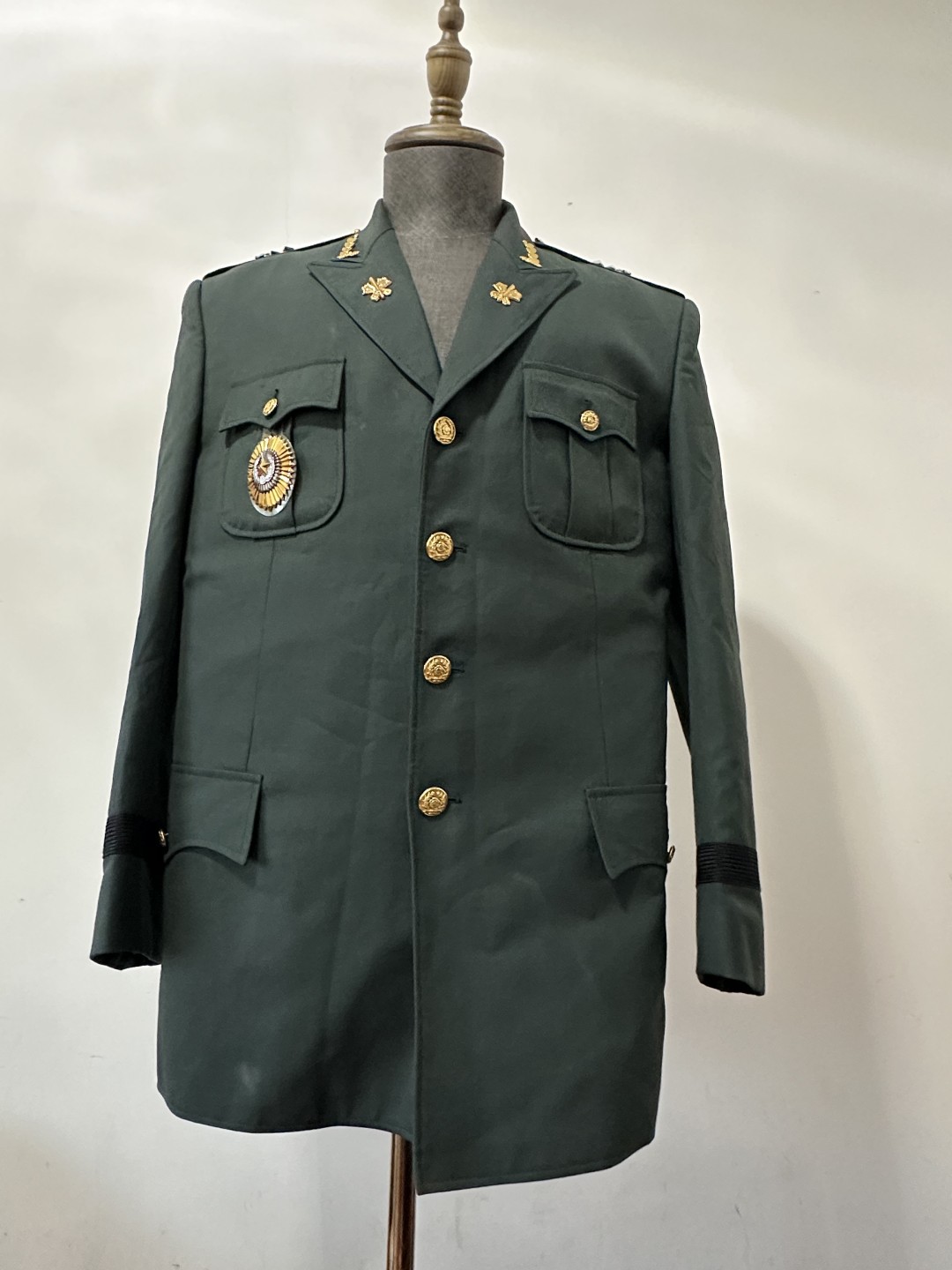 勋章奖章交易所2月4日拍卖 韩军尉官制服，品相如图（包含图中所见配饰）