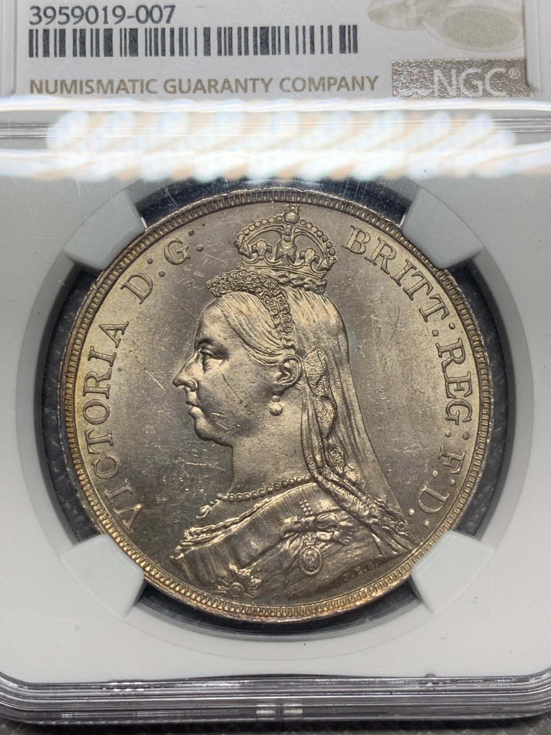 《竞宝斋》第130场-周日，周一连拍 (全场包邮) NGC MS62 英国1889年维多利亚高冠马剑一克朗银币 状态好 可藏