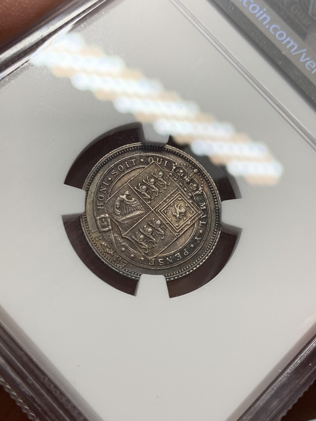 《竞宝斋》第131场-周日，周一连拍 (全场包邮) NGC MS61 1887年英国维多利亚6便士 正面带彩 盾徽版