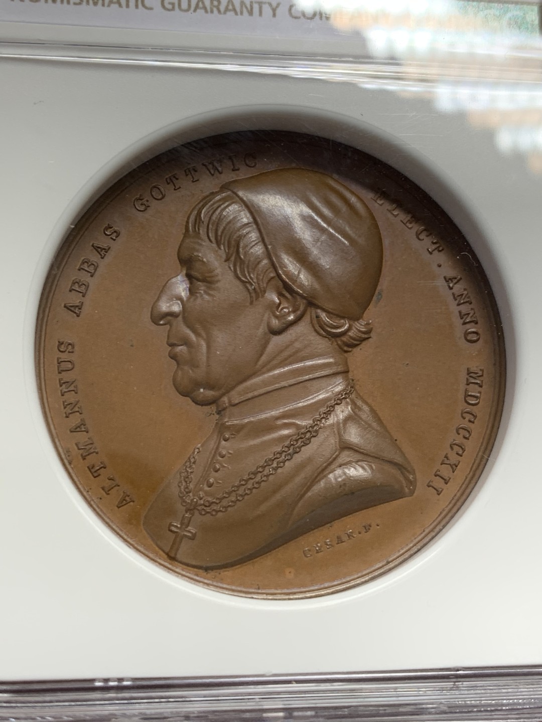 《竞宝斋》第131场-周日，周一连拍 (全场包邮) NGC MS66 奥地利1843豪斯宗教盾徽铜章淡淡五彩 高分巧克力铜章