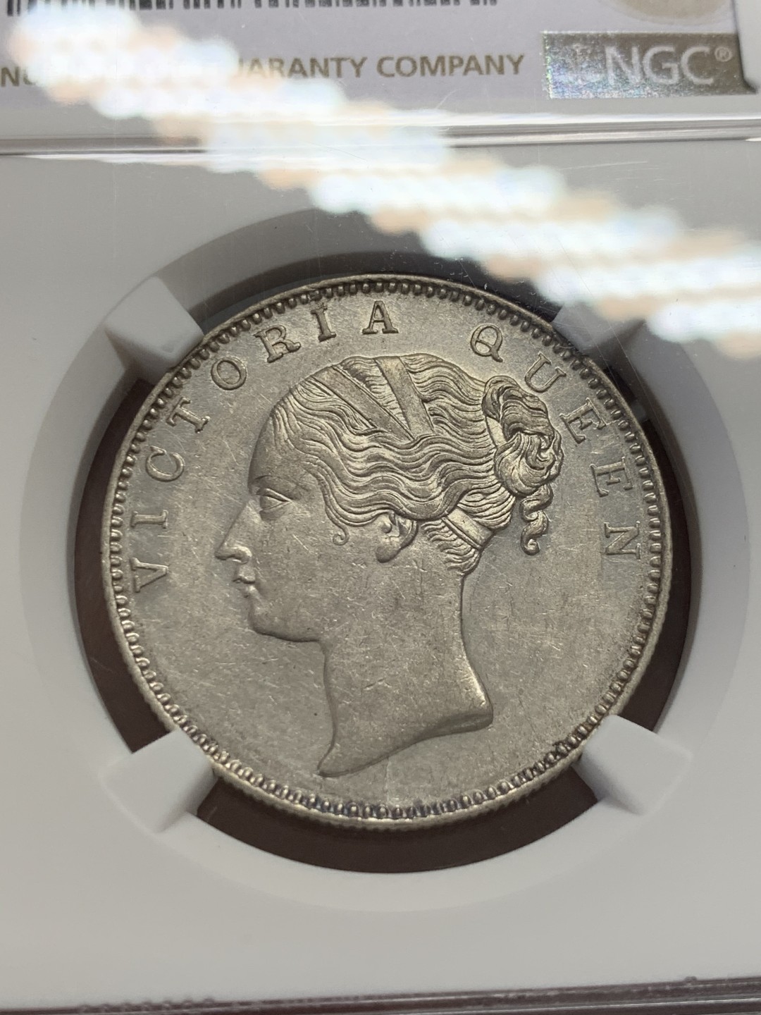 《竞宝斋》第131场-周日，周一连拍 (全场包邮) NGC-AU55印度1840B年单辫1卢比 银币 小维单辫卢比有分少见