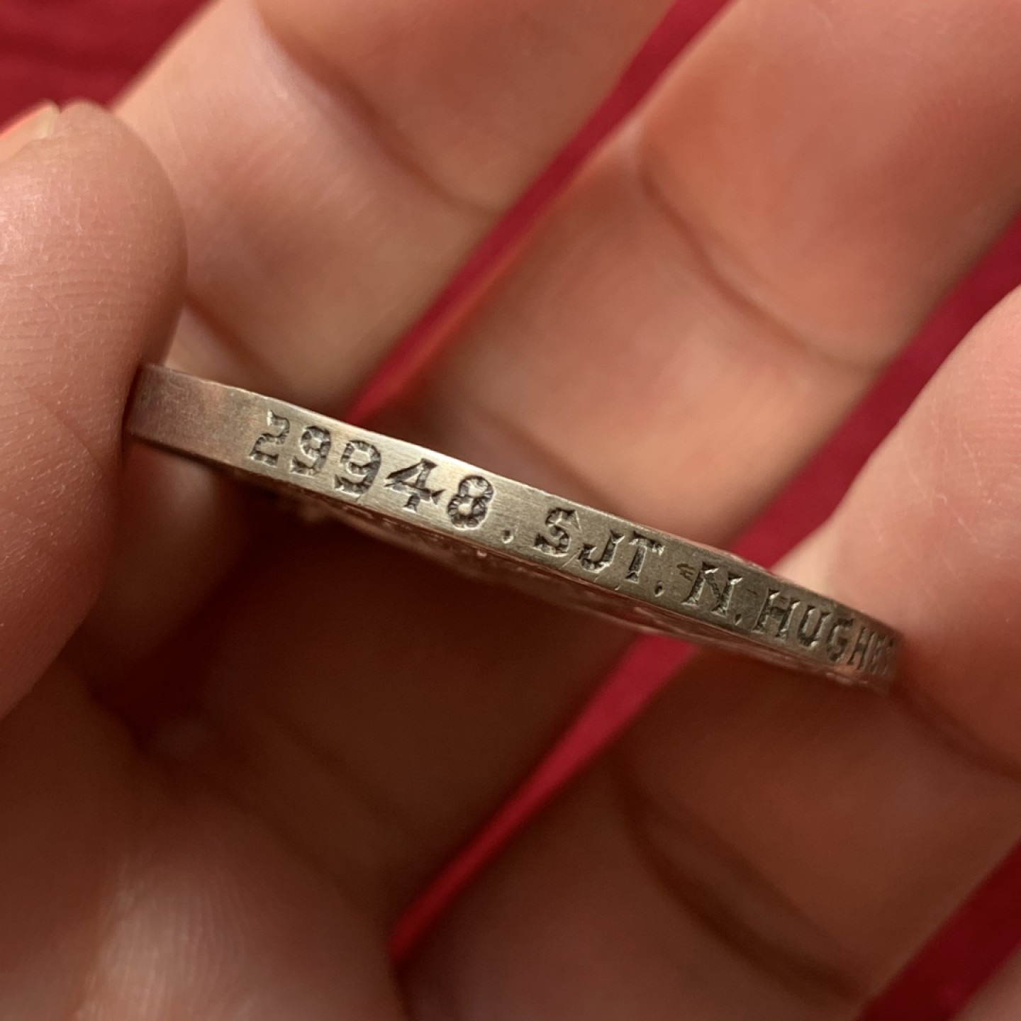 《竞宝斋》第131场-周日，周一连拍 (全场包邮) 英国 维多利亚女皇 南非布尔战争银质奖章，老维披纱像，实授带边铭。日不落帝国由盛转衰的历史节点，大耗国力的远征