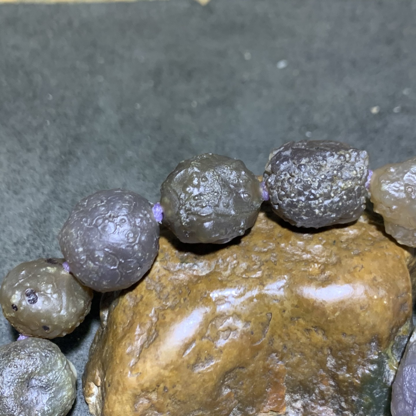 精美戈壁冰透筋脉玛瑙原石手串一条，