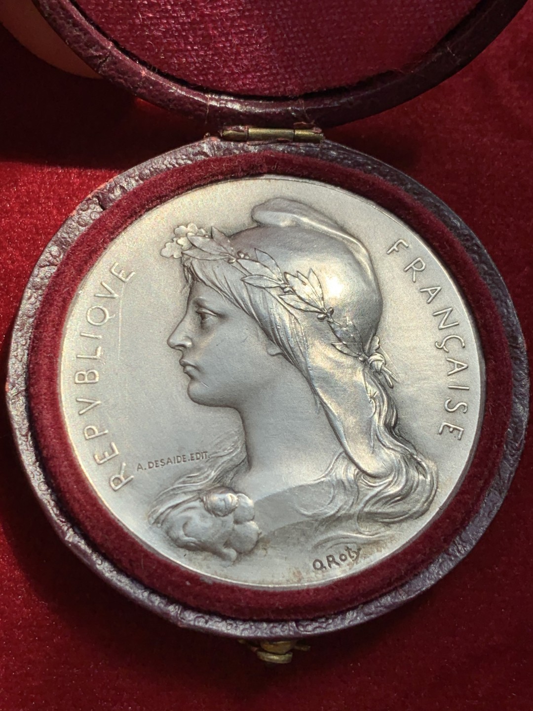 《竞宝斋》第131场-周日，周一连拍 (全场包邮) 法国 玛丽安娜女神镀银大铜章，罗蒂作品，带签名。奖章性质，Roty的另一款玛丽安娜，同样经典的设计。带无损原盒