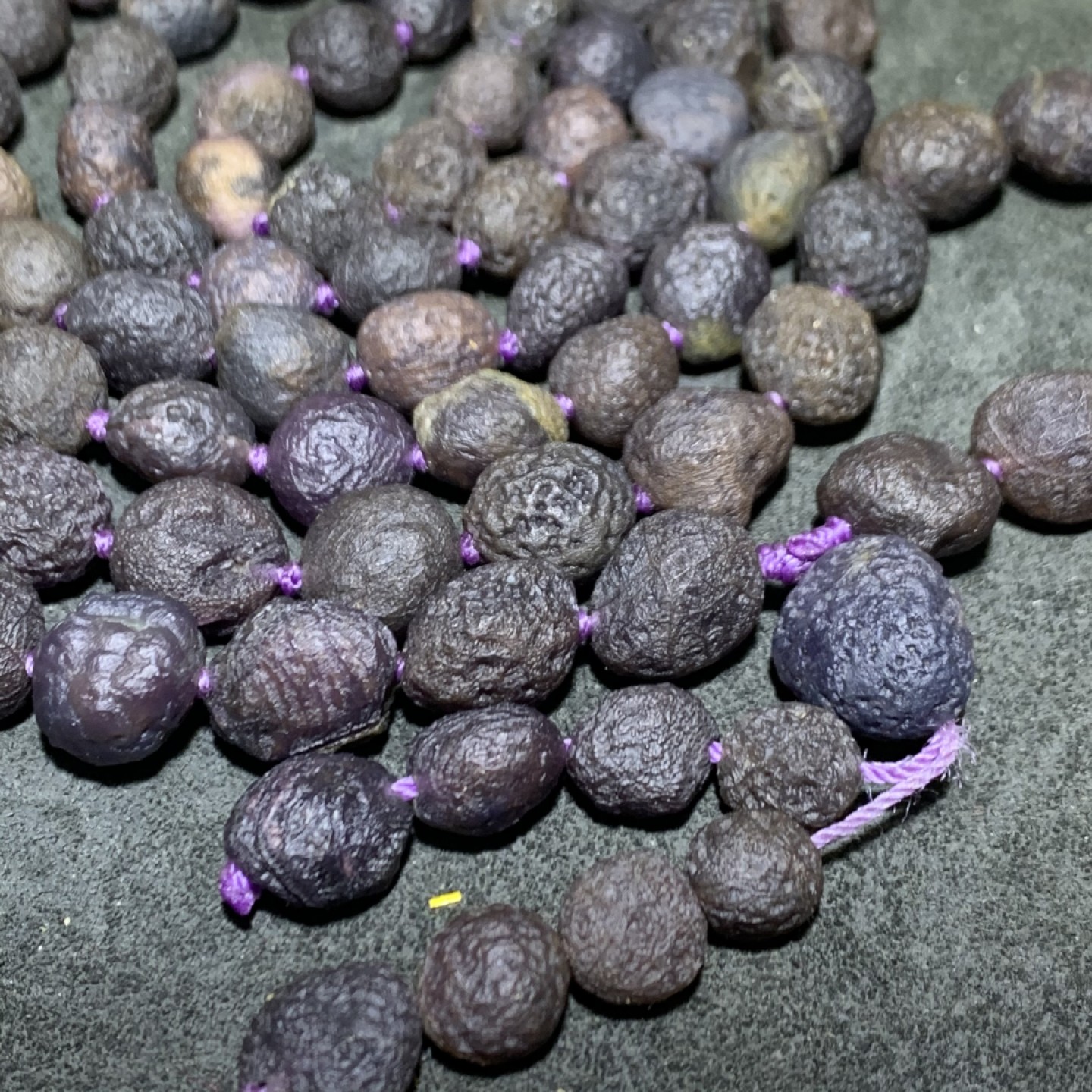 精美戈壁紫罗兰葡萄干大颗粒高圆度筋脉原石108项链一条！