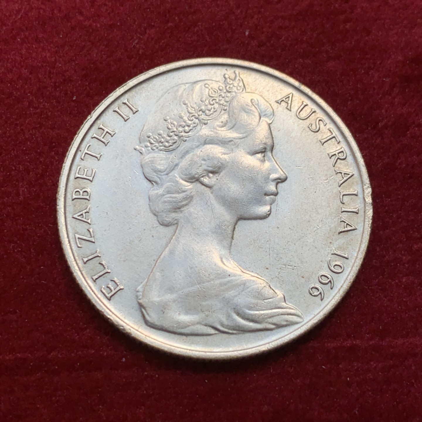《竞宝斋》第131场-周日，周一连拍 (全场包邮) 1966年 伊丽莎白二世 澳大利亚50分银币，银质末版。青年女王头像，红袋鼠与鸸鹋