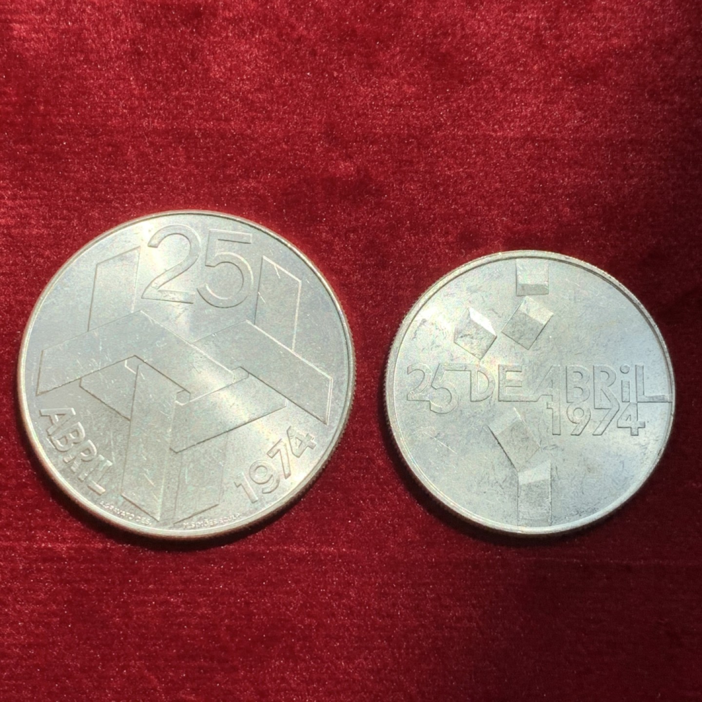 《竞宝斋》第131场-周日，周一连拍 (全场包邮) 葡萄牙1974年 康乃馨革命纪念100/250埃斯库多银币一对 总重40克