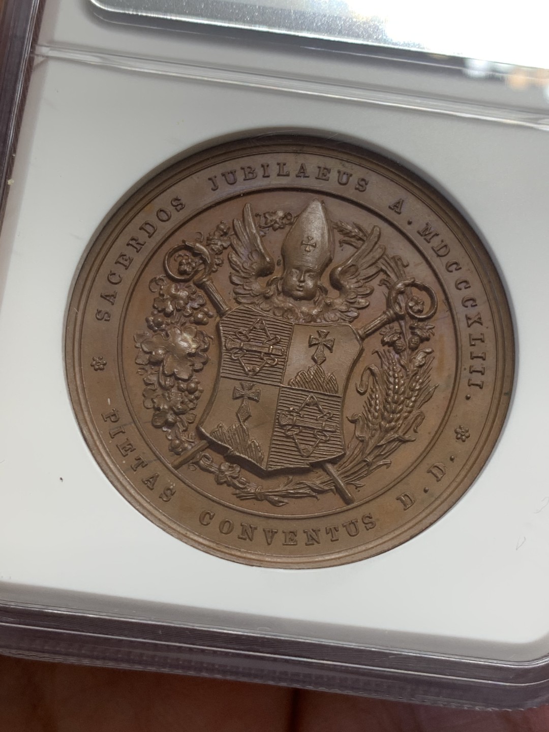 《竞宝斋》第131场-周日，周一连拍 (全场包邮) NGC MS66 奥地利1843豪斯宗教盾徽铜章淡淡五彩 高分巧克力铜章