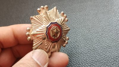 每日随心十拍007 <祼币场> 朝鲜三级国旗勋章一枚