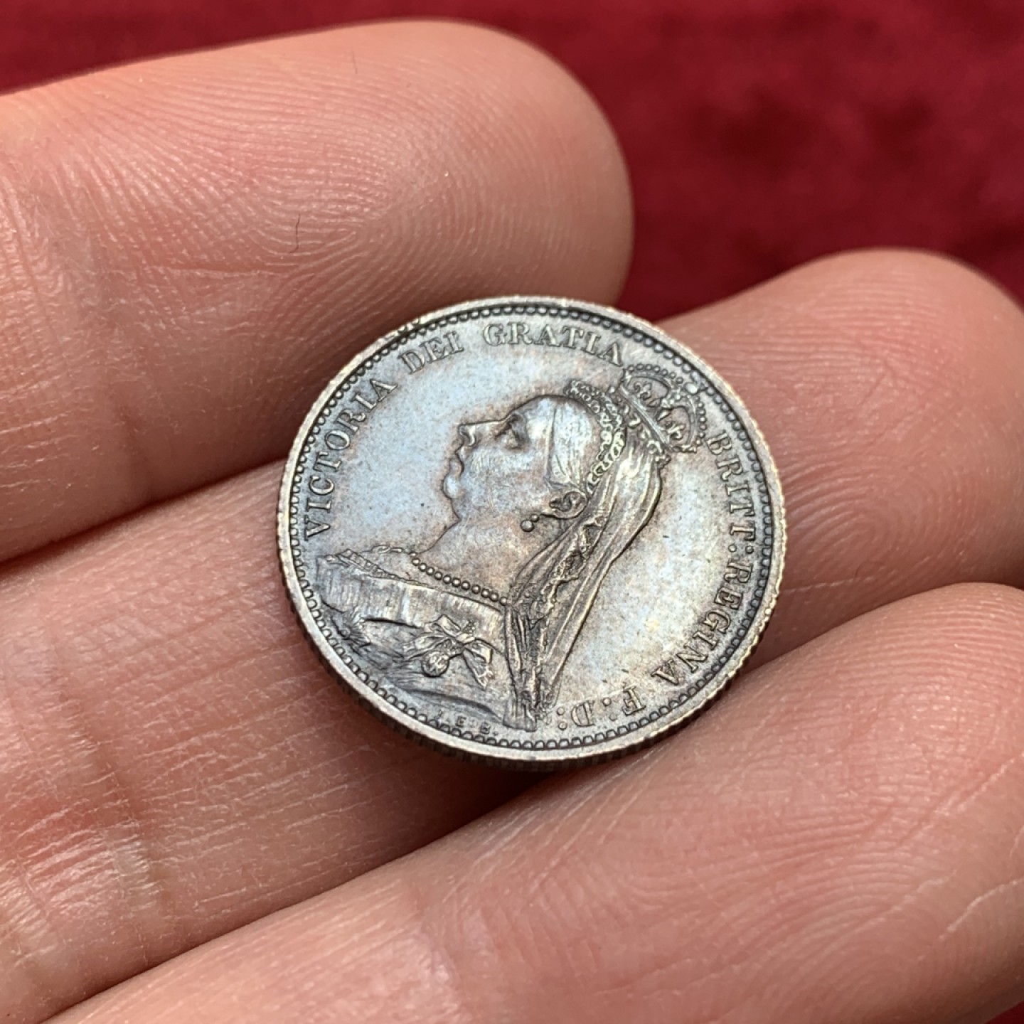 《竞宝斋》第131场-周日，周一连拍 (全场包邮) 五彩UNC英国1887年维多利亚高冠盾徽版6便士银币