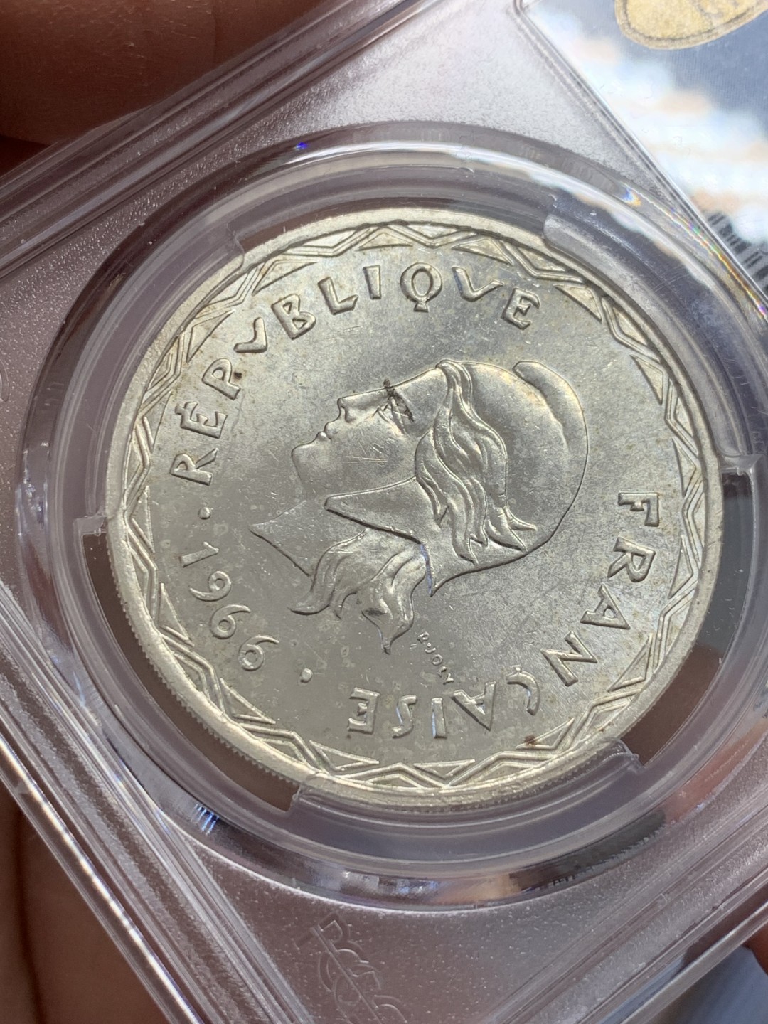 《竞宝斋》第131场-周日，周一连拍 (全场包邮) PCGS MS63 新赫布里底1966年100法郎普制大银币