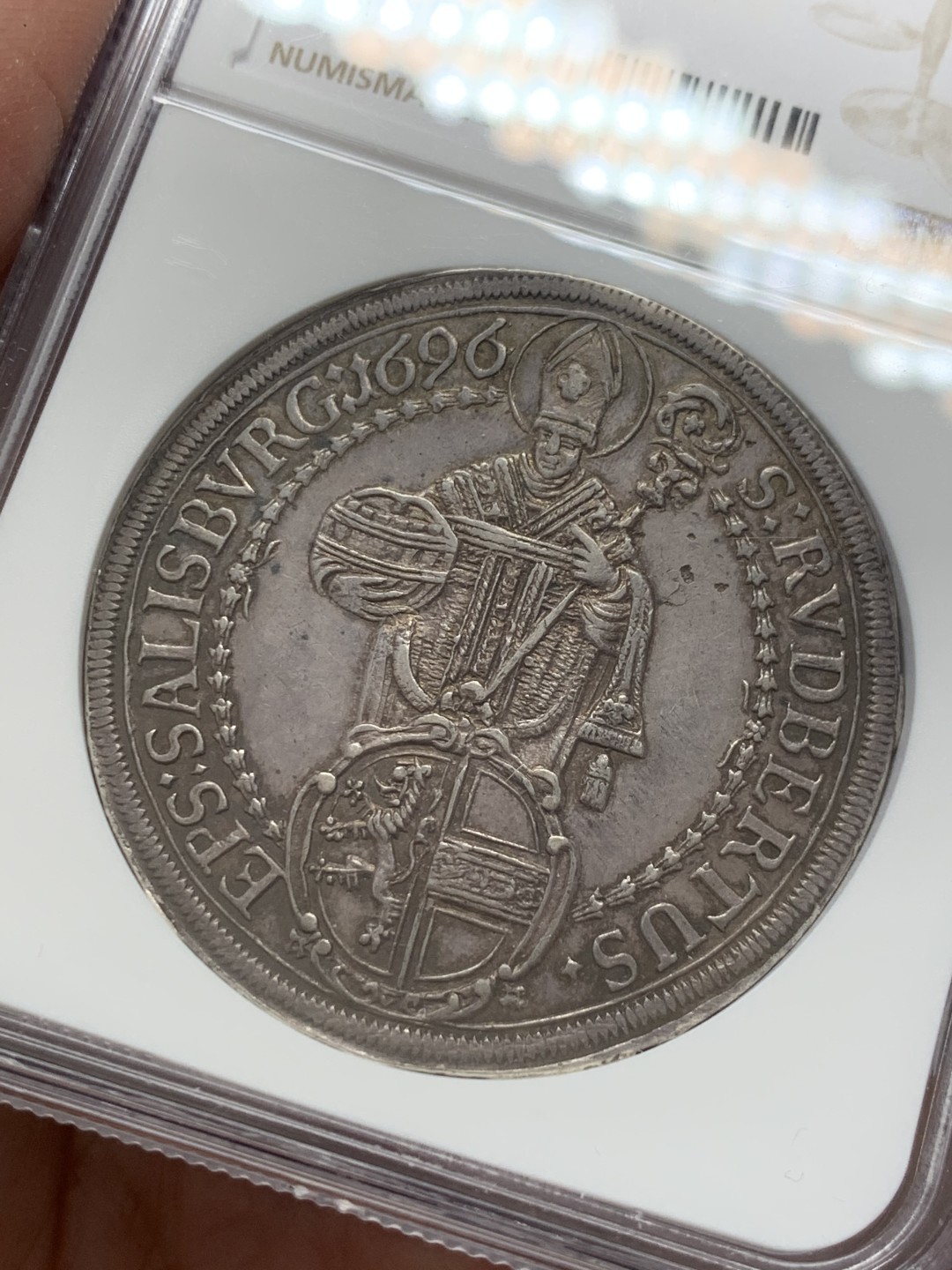 《竞宝斋》第131场-周日，周一连拍 (全场包邮) NGC MS62 神罗萨尔茨堡 1696/4年 泰勒银币 淡紫色包浆 光度很好