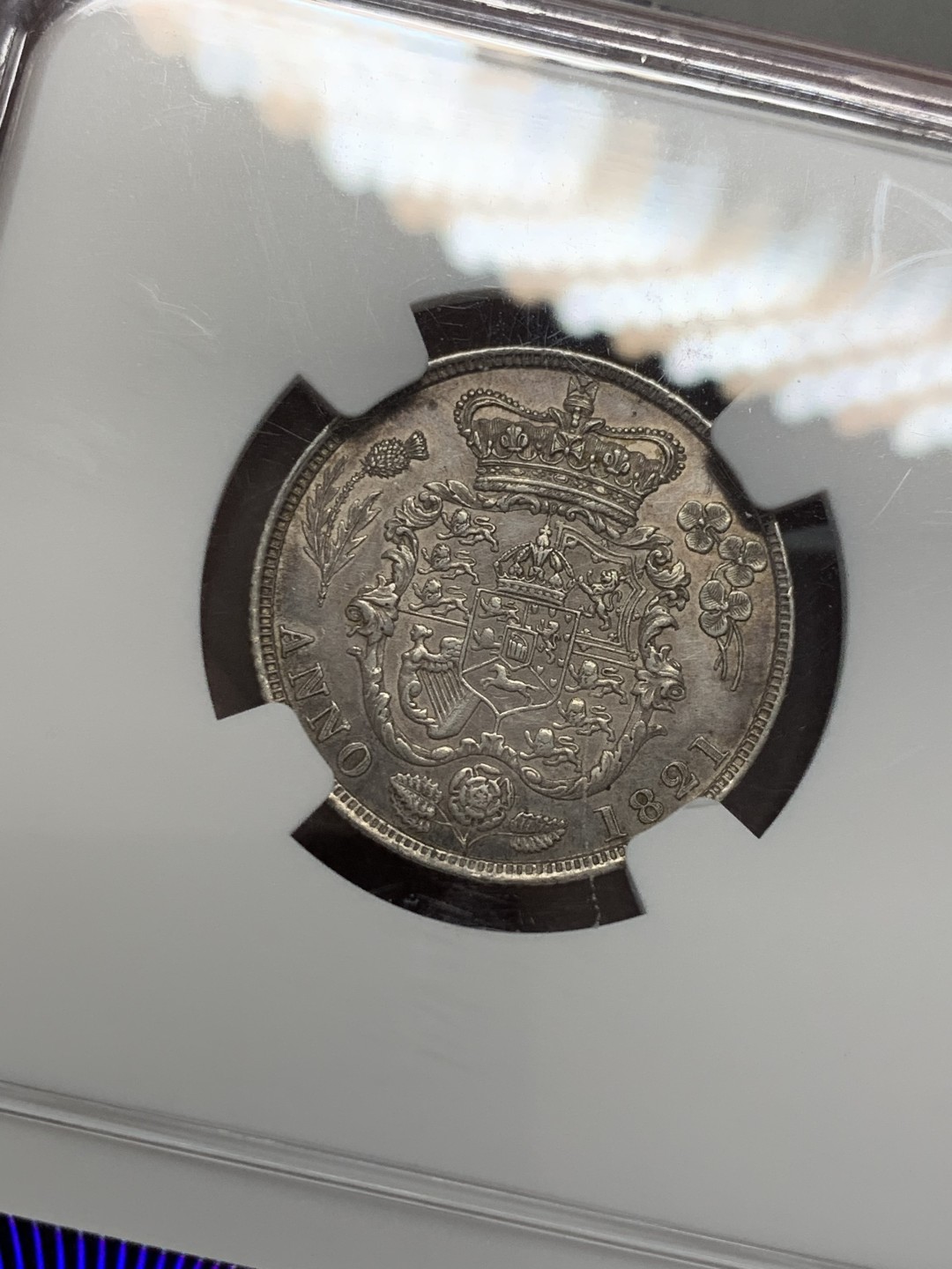 《竞宝斋》第131场-周日，周一连拍 (全场包邮) NGC-AU55 英国 1821年乔治四世三花版1先令银币 著名单年版本，漂亮的三花。实物转光，状态很好，给分略显保守