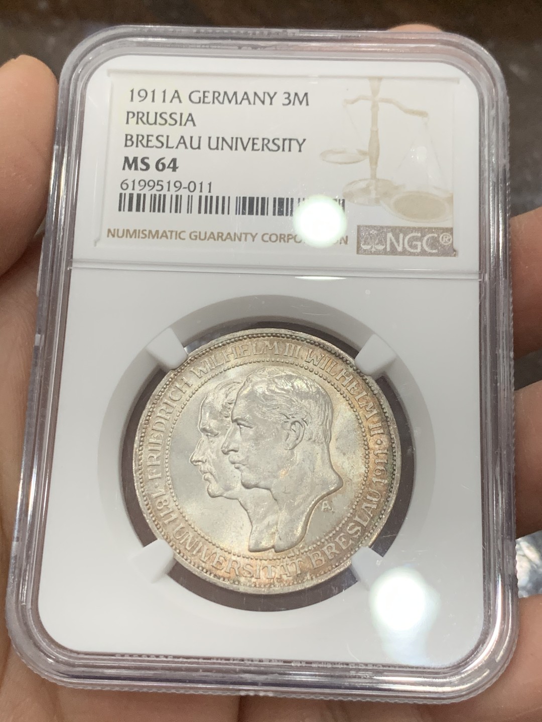 《竞宝斋》第131场-周日，周一连拍 (全场包邮) NGC-MS64 德国普鲁士 1911年布雷斯劳大学3马克 银币 常见品种，淡五彩包浆，转光强烈