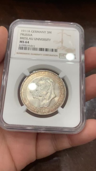 《竞宝斋》第131场-周日，周一连拍 (全场包邮) NGC-MS64 德国普鲁士 1911年布雷斯劳大学3马克 银币 常见品种，淡五彩包浆，转光强烈