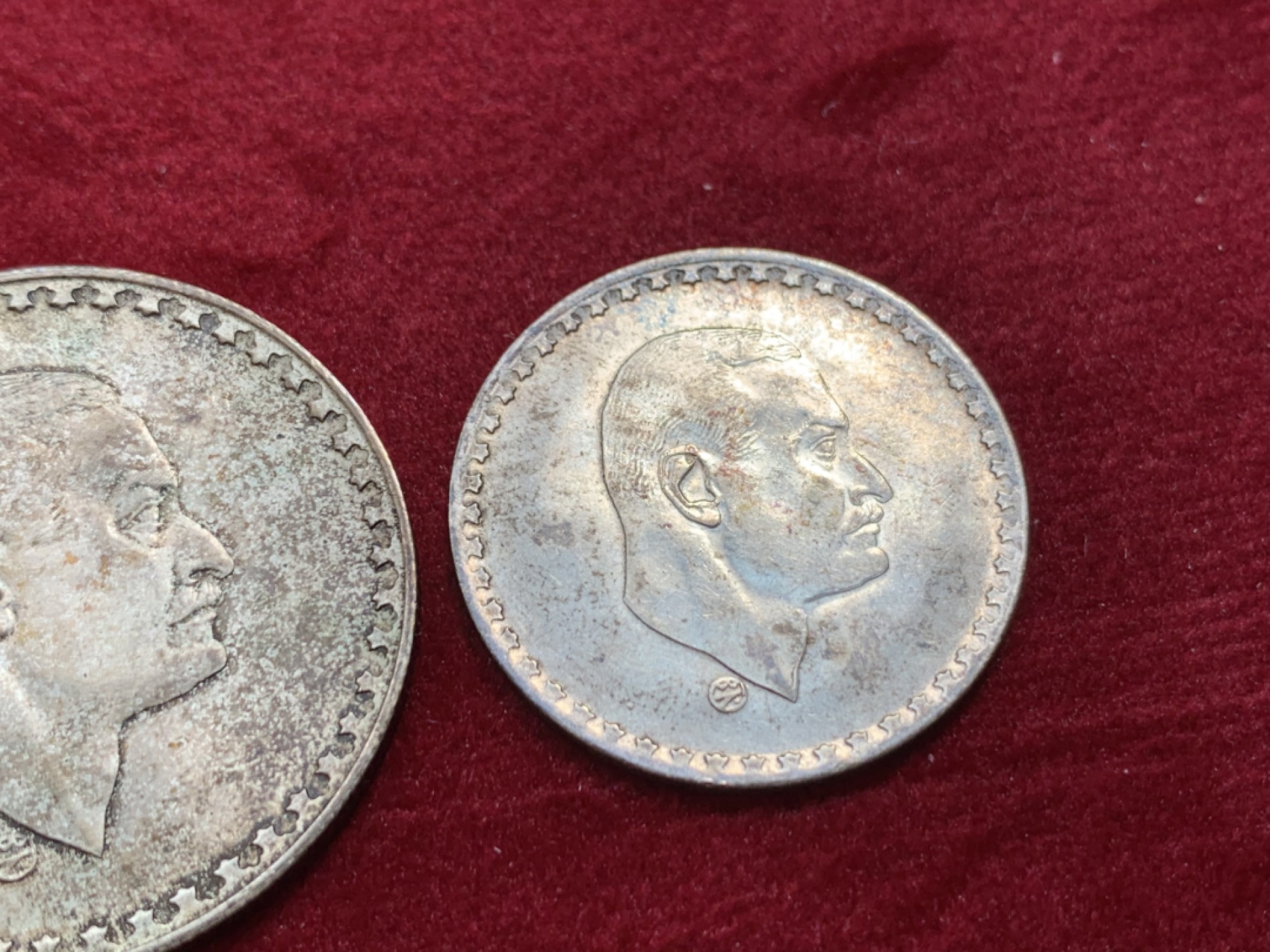 《竞宝斋》第131场-周日，周一连拍 (全场包邮) 埃及银币2枚，1970年纳赛尔总统50皮银币+25皮银币一对，UNC-BU品。逝去的阿拉伯世界领袖，法卢加之虎