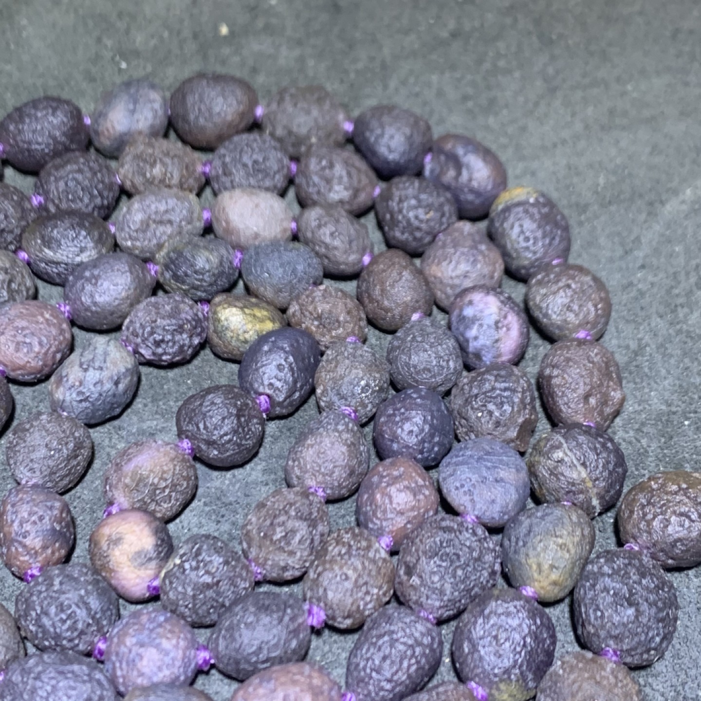 精美戈壁紫罗兰葡萄干大颗粒高圆度筋脉原石108项链一条！