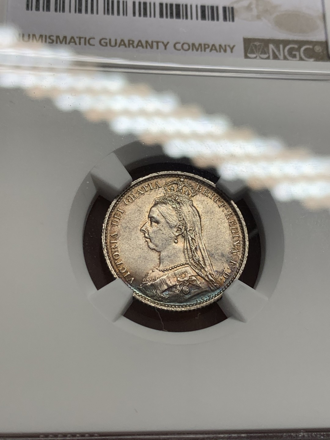 《竞宝斋》第131场-周日，周一连拍 (全场包邮) NGC MS61 1887年英国维多利亚6便士 正面带彩 盾徽版